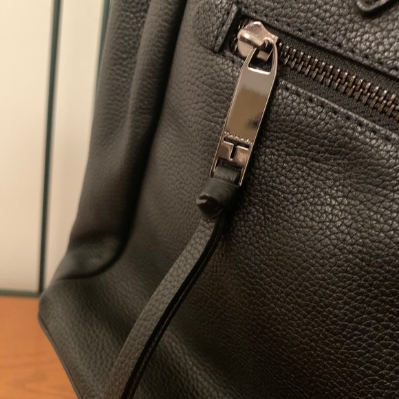 Black All Leather Tote w Zipper Tote Tahari - Picture 3 of 6